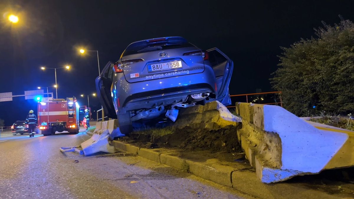 V Praze havarovalo sdílené auto. Uvázlo ve svodidlech